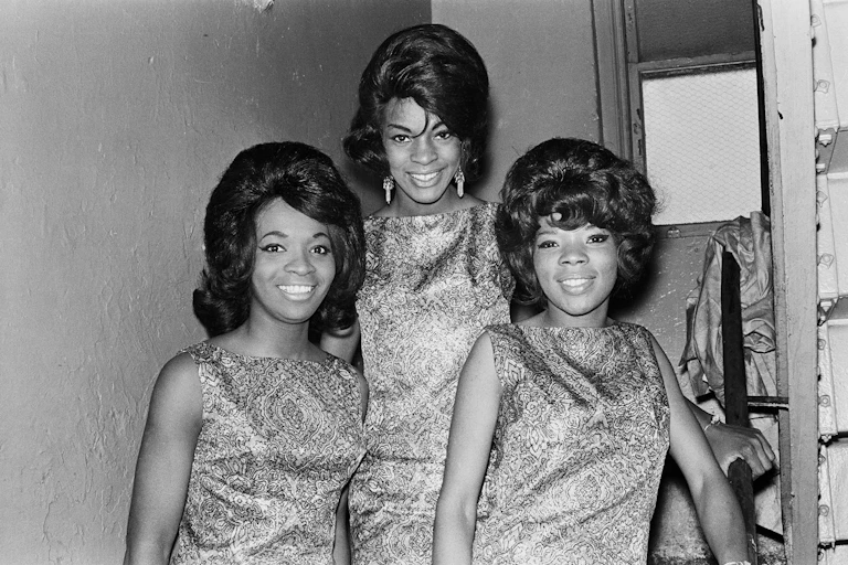 Photo de groupe des trois artistes-interprètes, vers 1960.