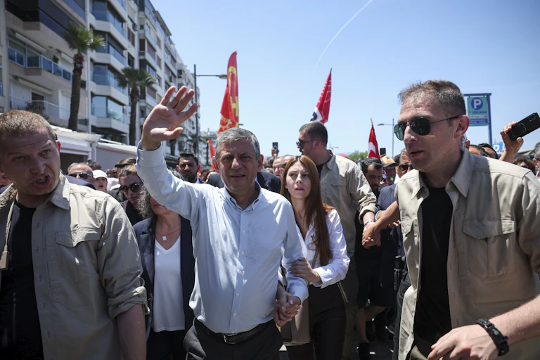 Turkey's ousted opposition leader, Özgür Özel, shakes a fist in the air at a rally.