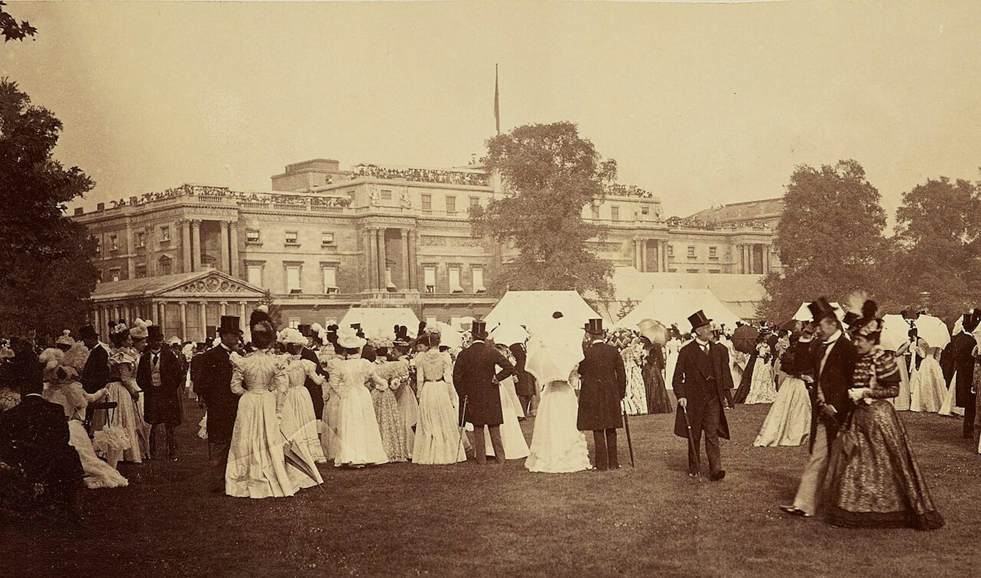 Eine Menschenmenge vor dem Buckingham Palace im Jahr 1897.