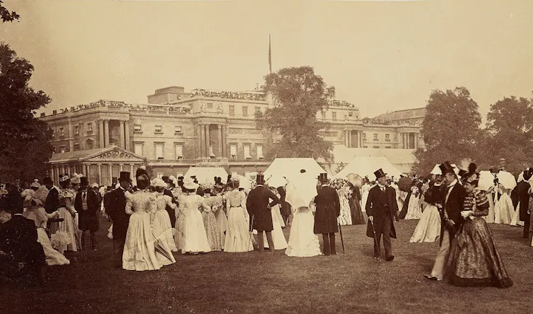 Eine Menschenmenge vor dem Buckingham Palace im Jahr 1897.