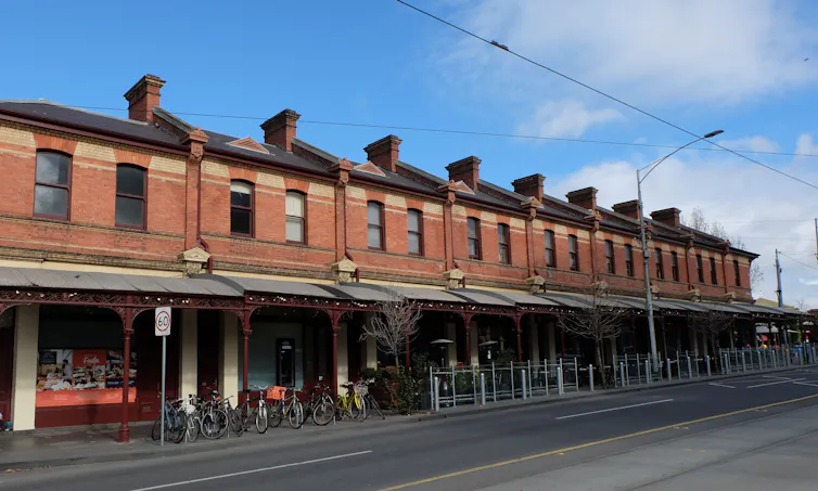 Une rangée de boutiques victoriennes avec des auvents créant de l'ombre à Melbourne, en Australie.