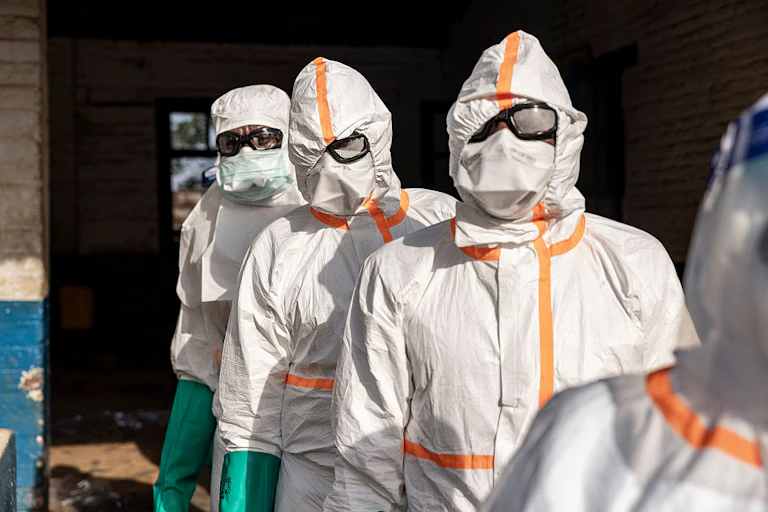 Pessoas vestindo roupas de proteção de corpo inteiro
