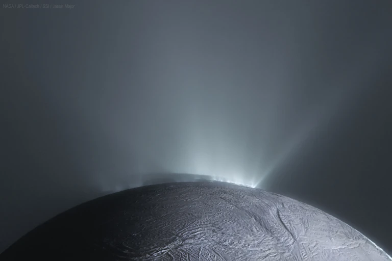 Uma foto de uma lua cinzentacom um jato de matéria iluminada sendo ejetada da superfície para o espaço