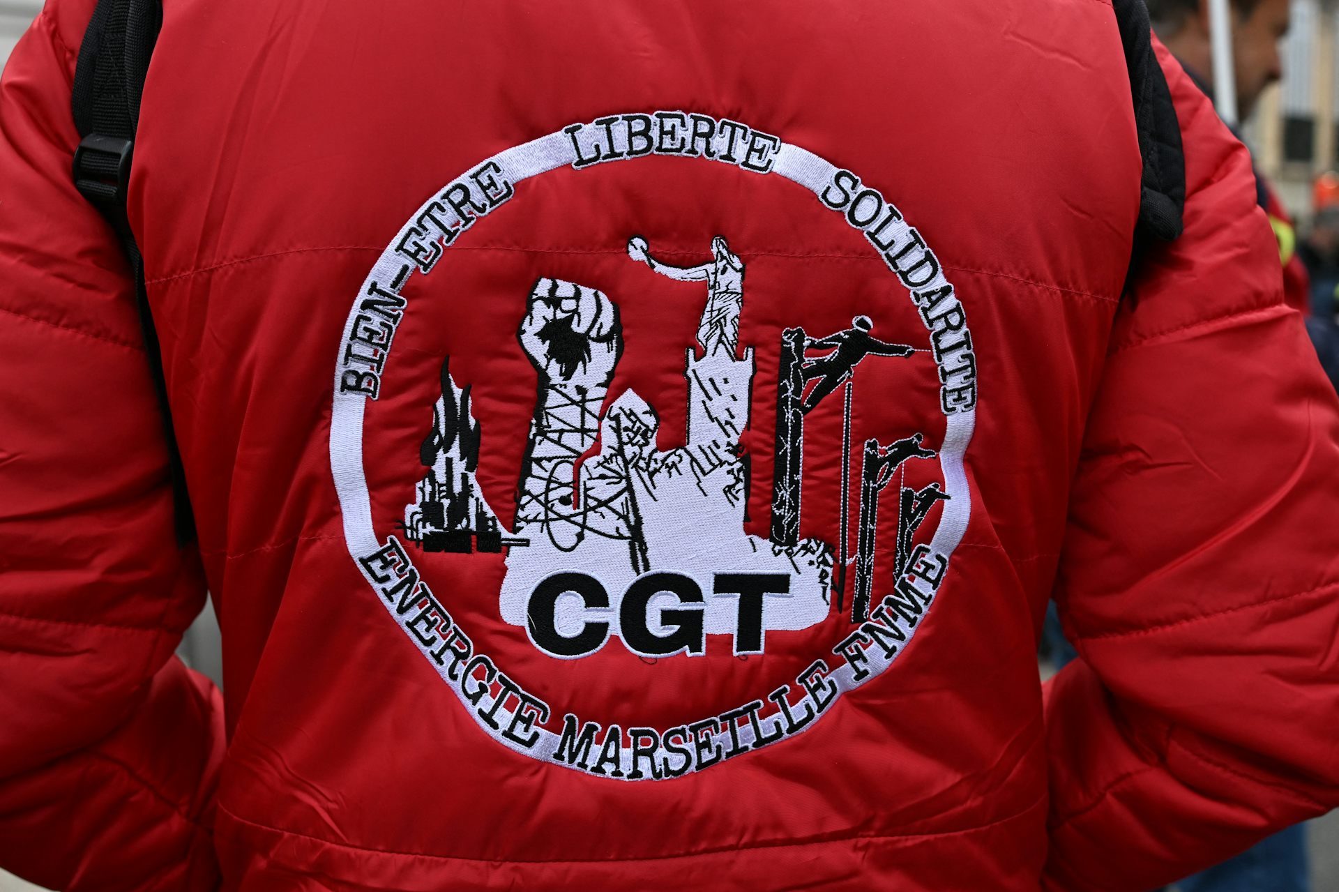 Un homme porte une veste CGT lors d'une manifestation à Marseille, dans le sud de la France, le 2 décembre 2025. 