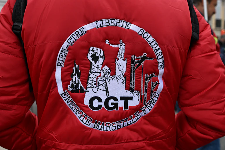 Un homme porte une veste CGT lors d'une manifestation à Marseille, dans le sud de la France, le 2 décembre 2025.