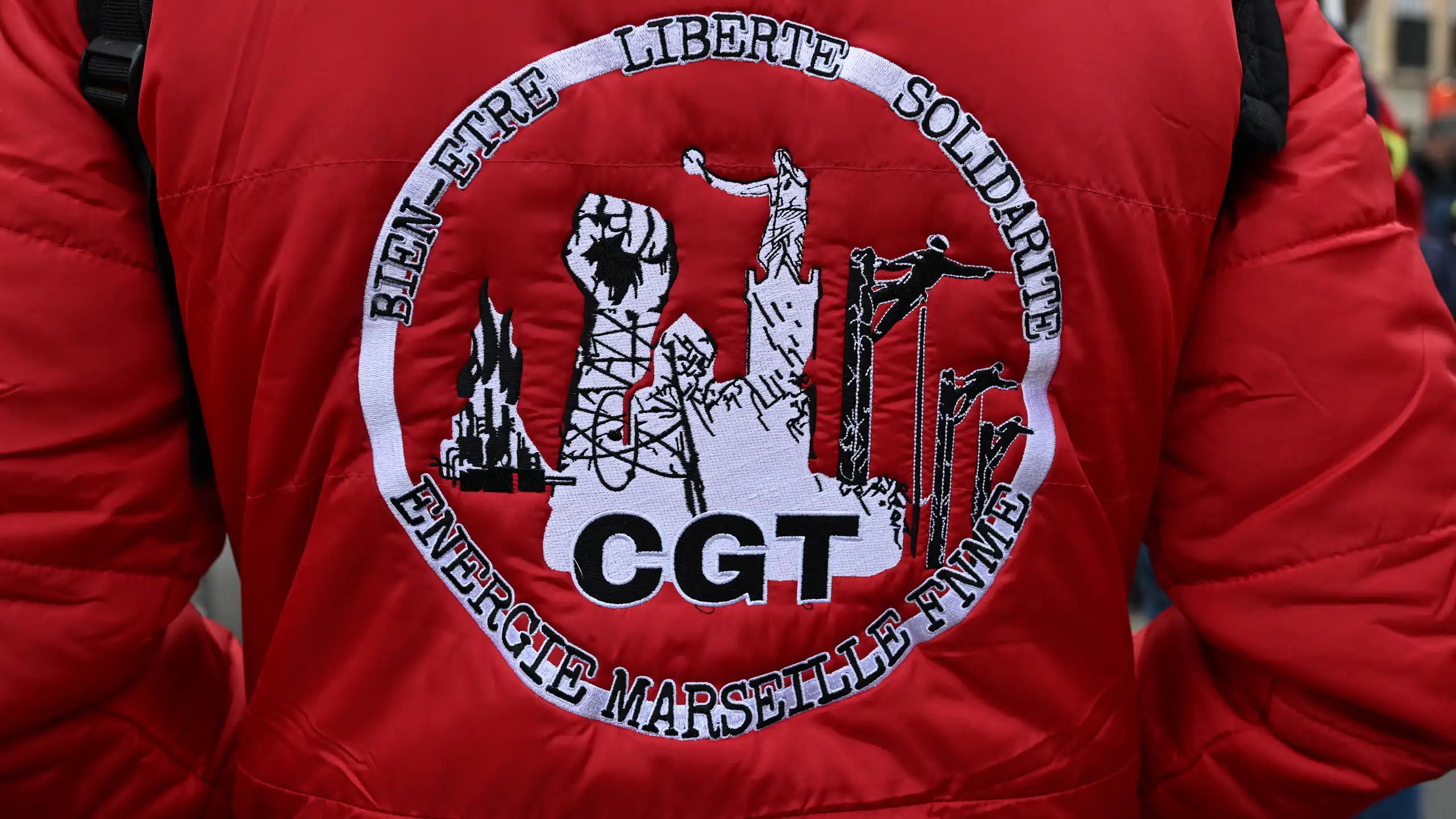 Un homme porte une veste CGT lors d'une manifestation à Marseille, dans le sud de la France, le 2 décembre 2025.