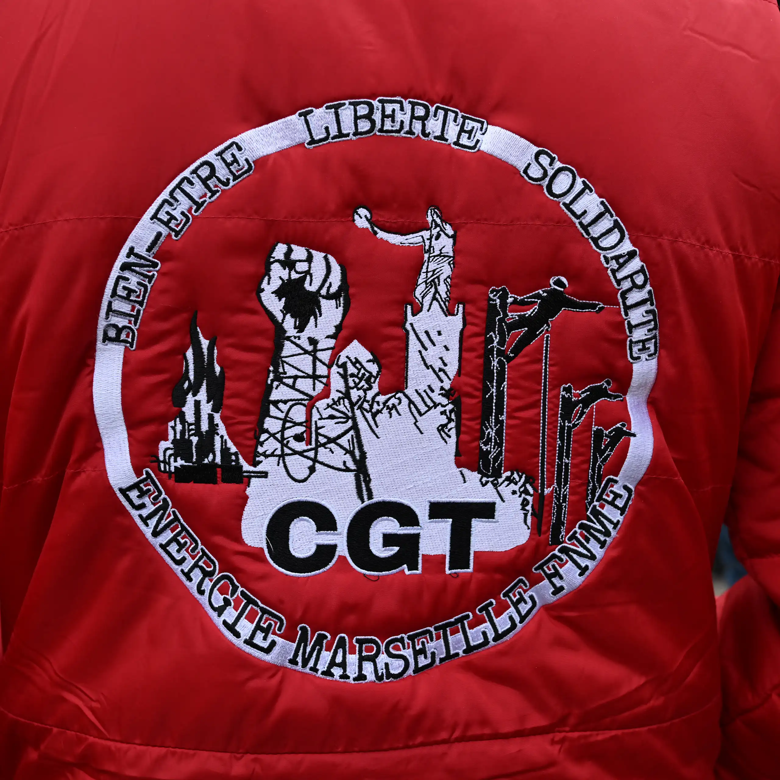 Un homme porte une veste CGT lors d'une manifestation à Marseille, dans le sud de la France, le 2 décembre 2025.