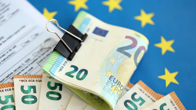billetes de euro encima de un formulario