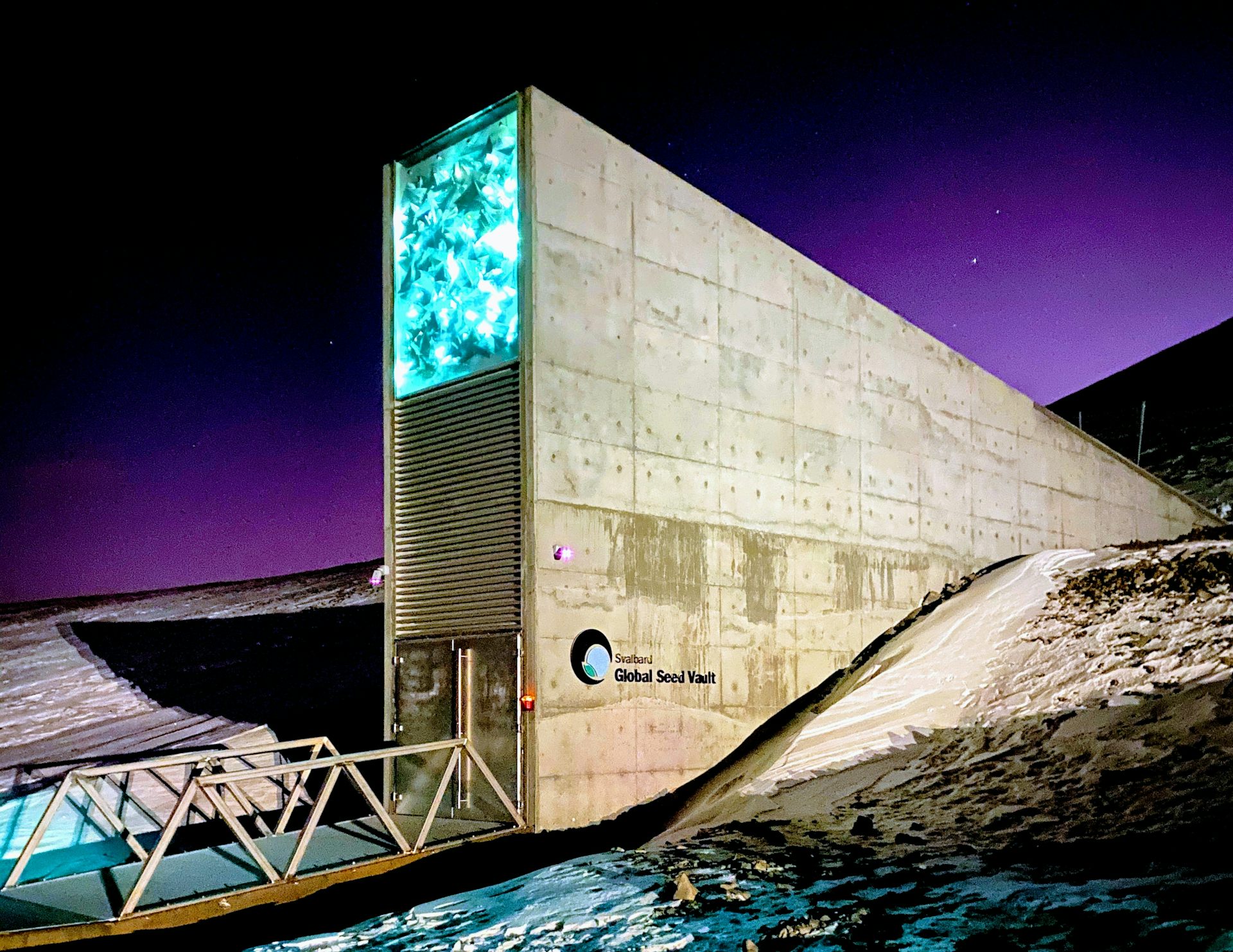 Entrada a la Bóveda de Semillas durante la noche polar