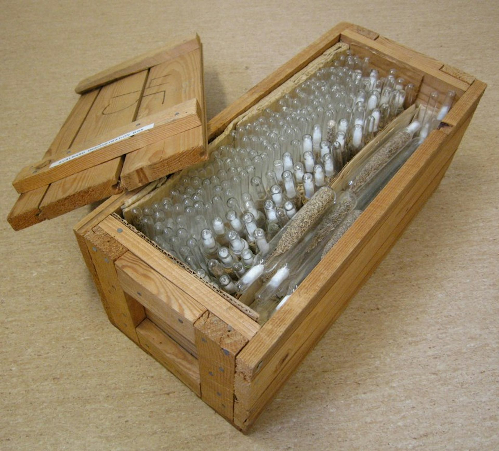 Caja de semillas del Nordic Gene Bank (NGB) para almacenamiento seguro en Svalbard