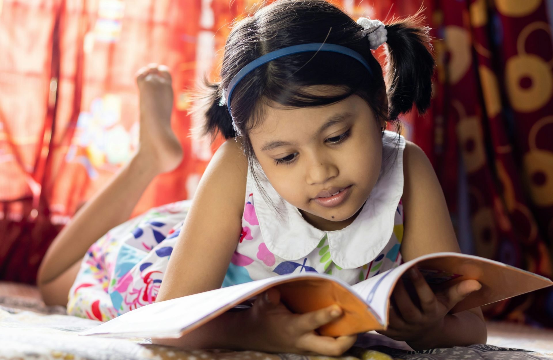 La niña mira el cuaderno.
