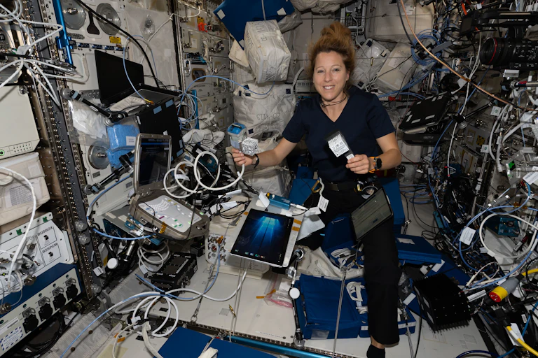 une astronaute fait une expérience