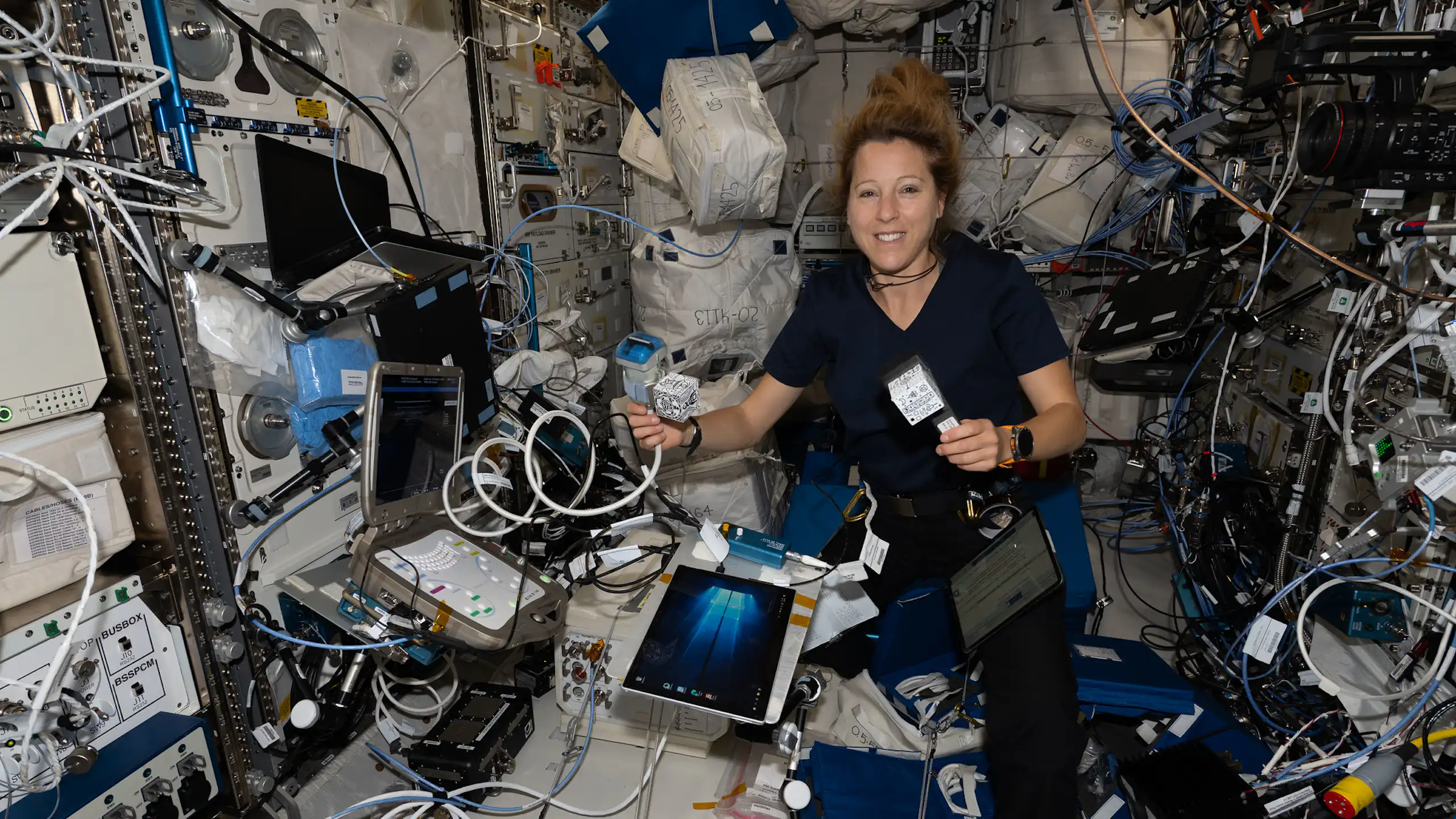 une astronaute fait une expérience