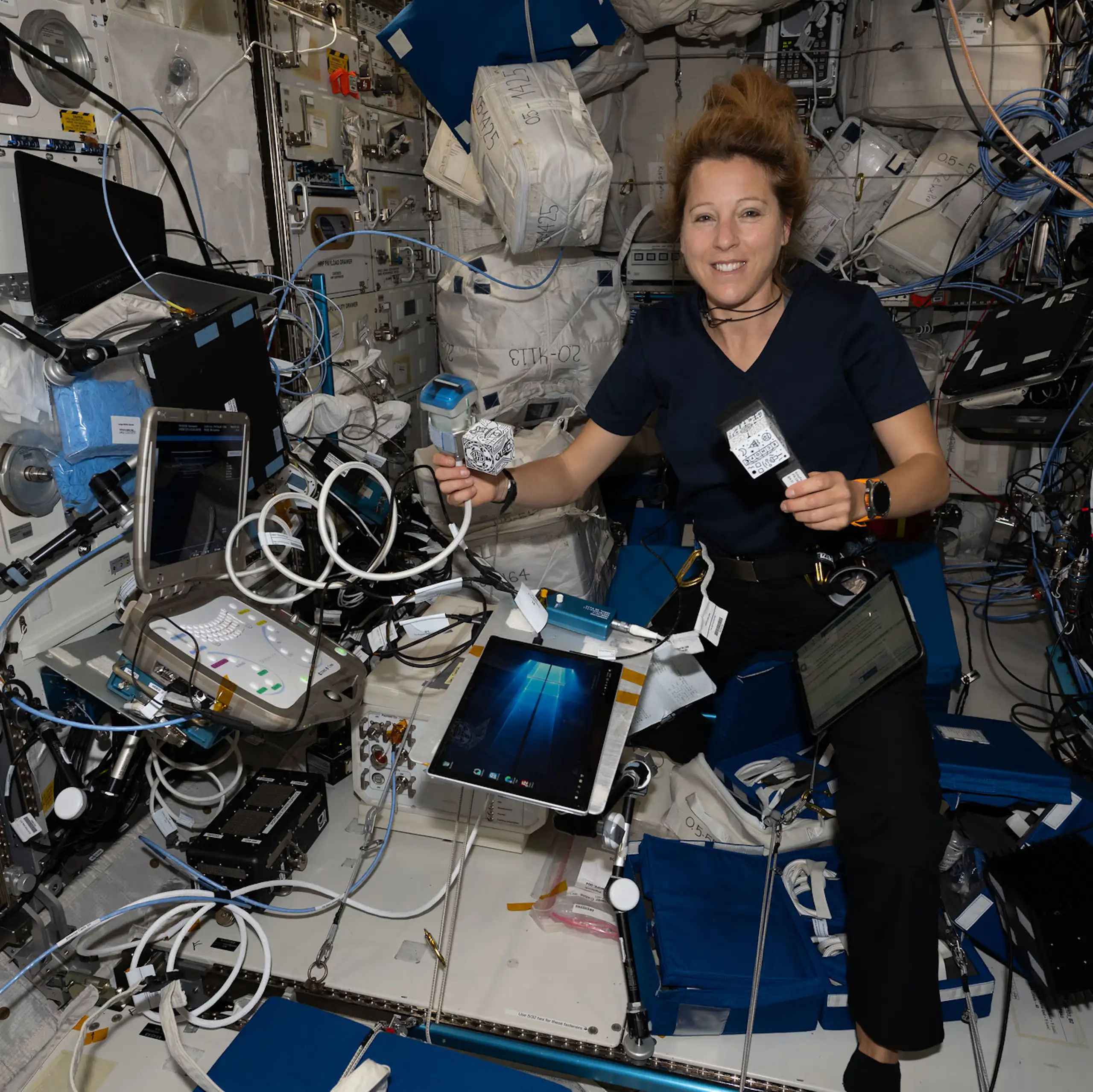 une astronaute fait une expérience
