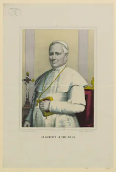 Hombre vestido de blanco en una ilustración con un libro dorado en la mano.