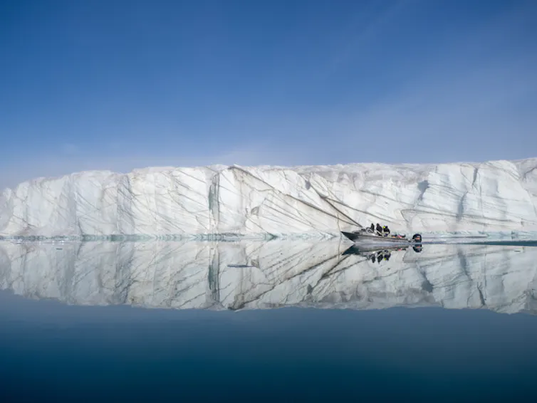 Los investigadores nos piden que repensemos la forma en que vemos y estudiamos el Ártico 1 el barco navega más allá del glaciar