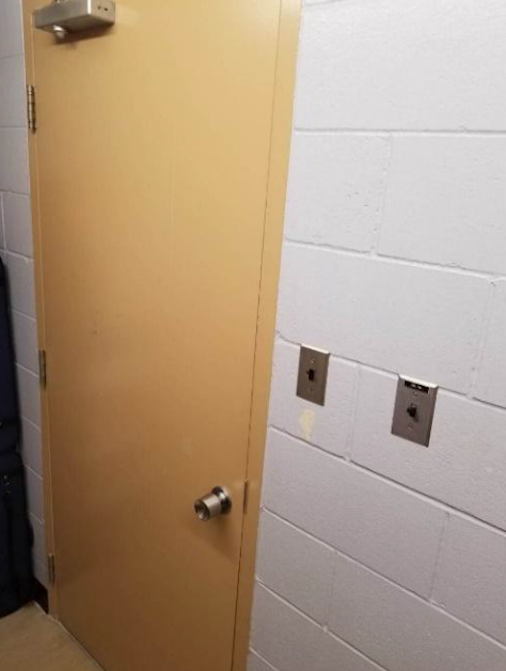 Imagen de la puerta de un aula cerrada.