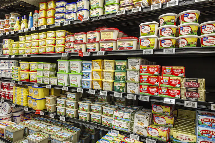 Rayons de supermarché remplis de barquettes de beurre et de margarine
