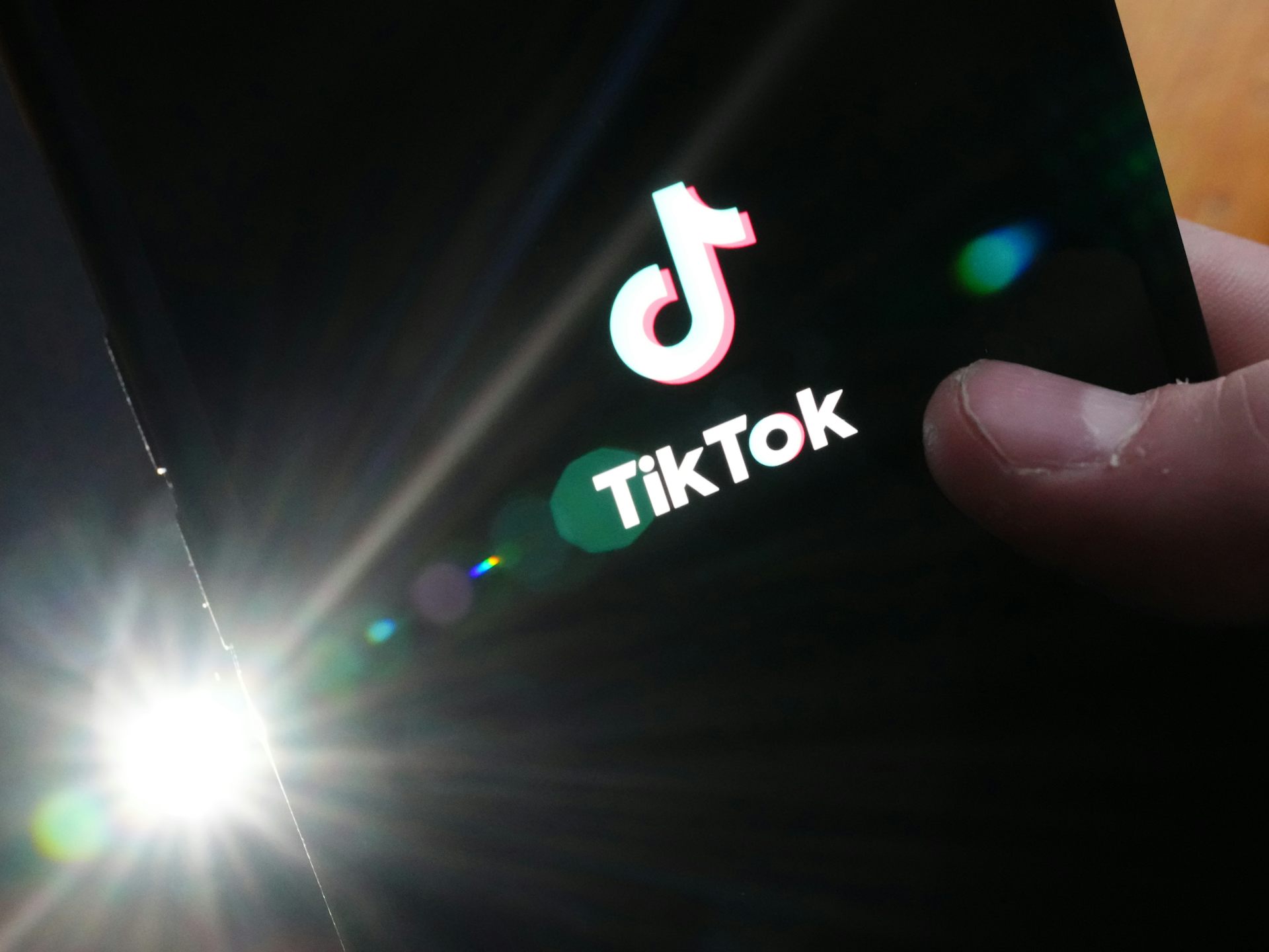 Pantalla del teléfono con el logo de Tiktok
