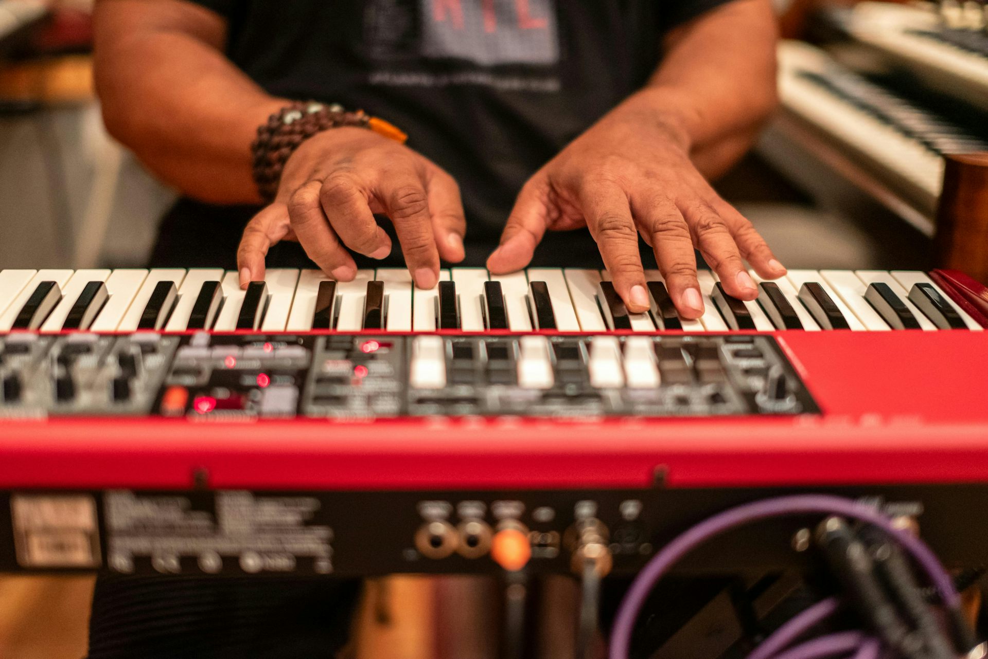 Jedag-Jedug: Ketika Keyboard Murah dan Speaker Rakitan Mengubah Wajah Musik Elektronik Indonesia
