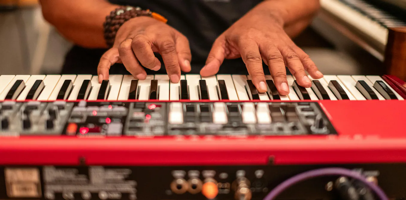 Jedag-Jedug: Ketika Keyboard Murah dan Speaker Rakitan Mengubah Wajah Musik Elektronik Indonesia