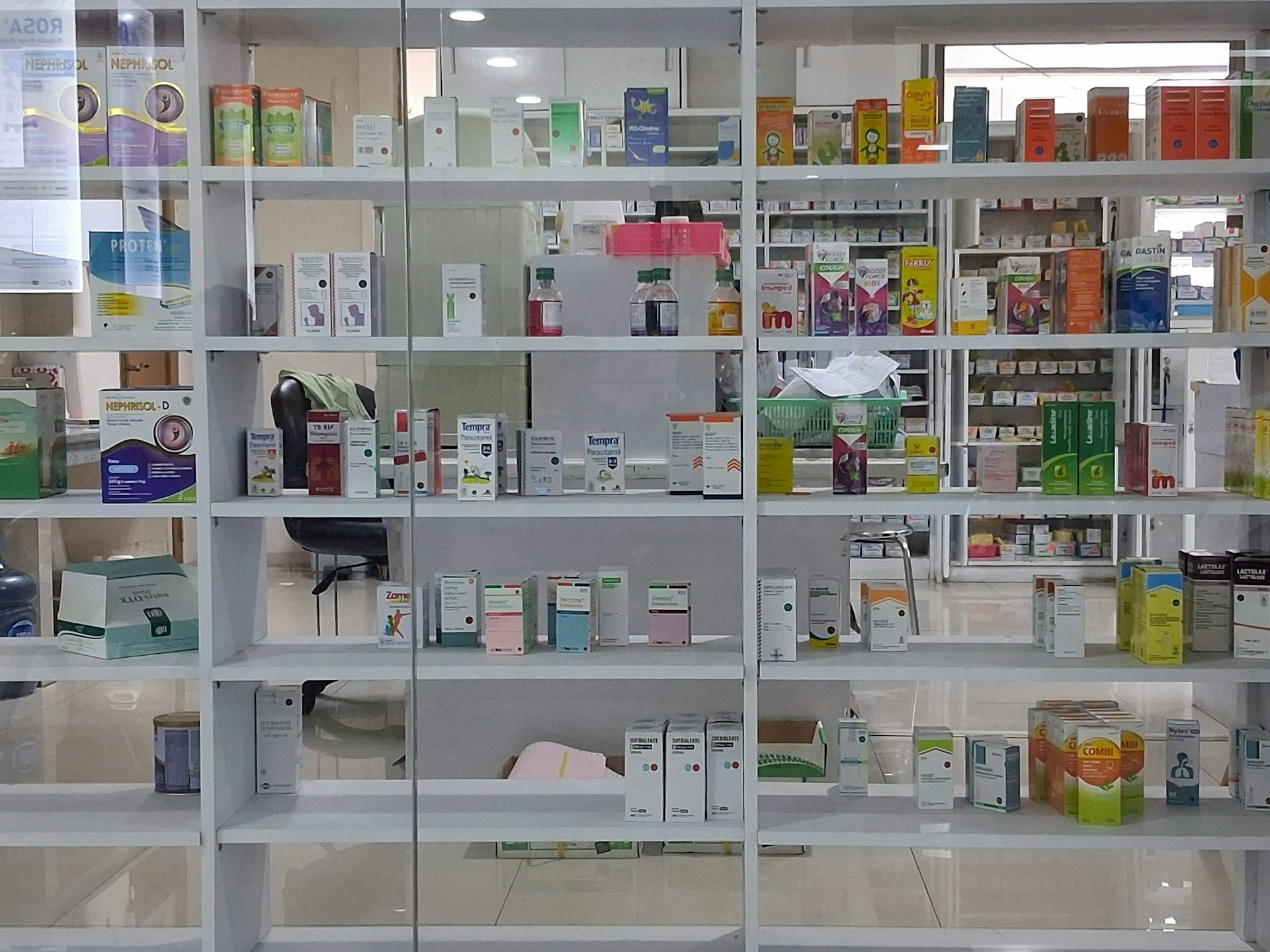 Apotek Merah Putih: Pengawasan Longgar, Warga Terancam Salah Obat