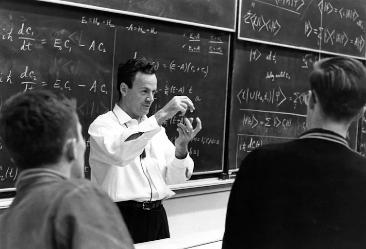 photo de richard Feynman devant un tableau noir