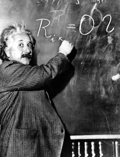 photo d’Einstein devant un tableau noir