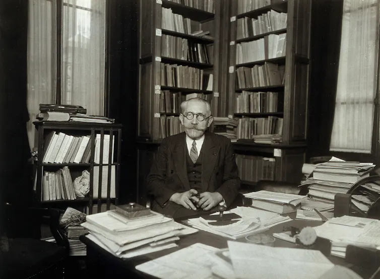 Paul Langevin à son bureau