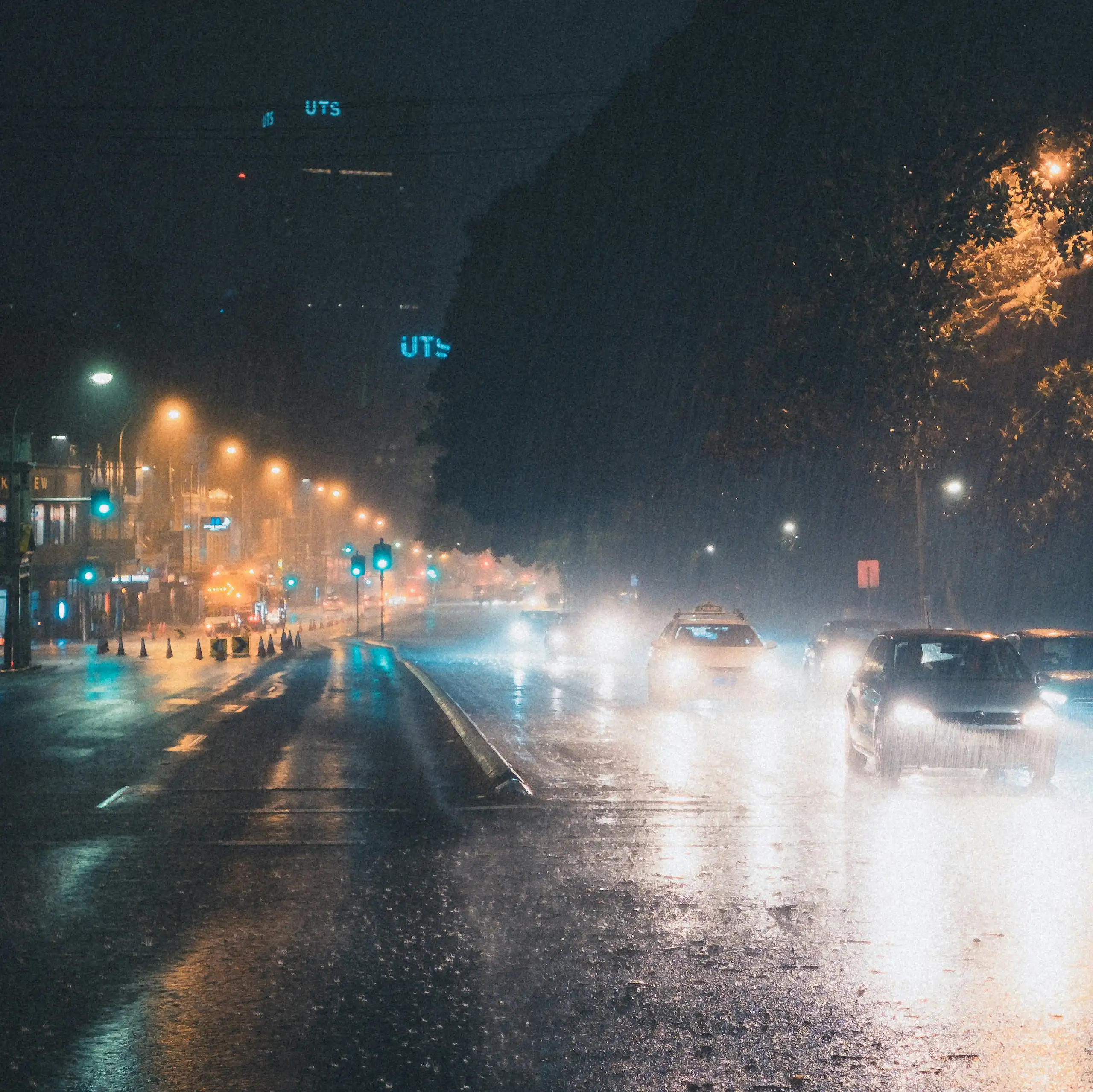 Une rue sous la pluie.