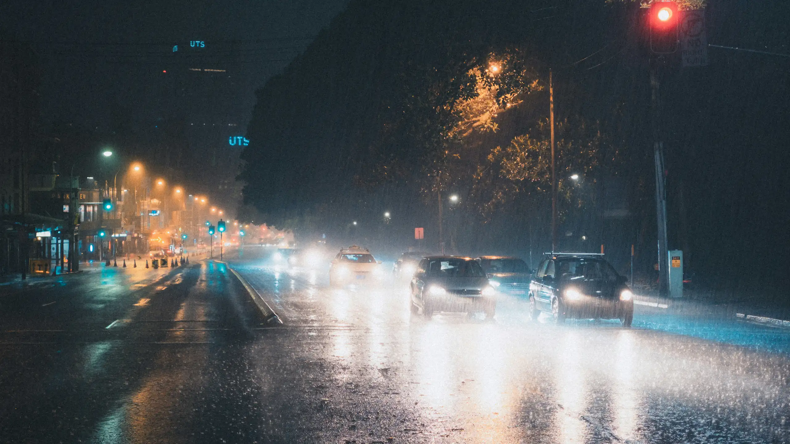 Une rue sous la pluie.
