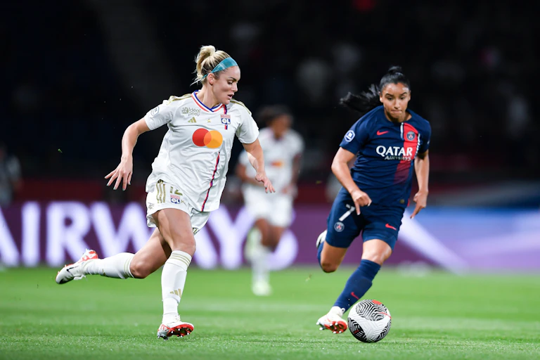 Ellie Madison Carpenter and Sakina Karchaoui durant un match de D1 Arkema en 2023.