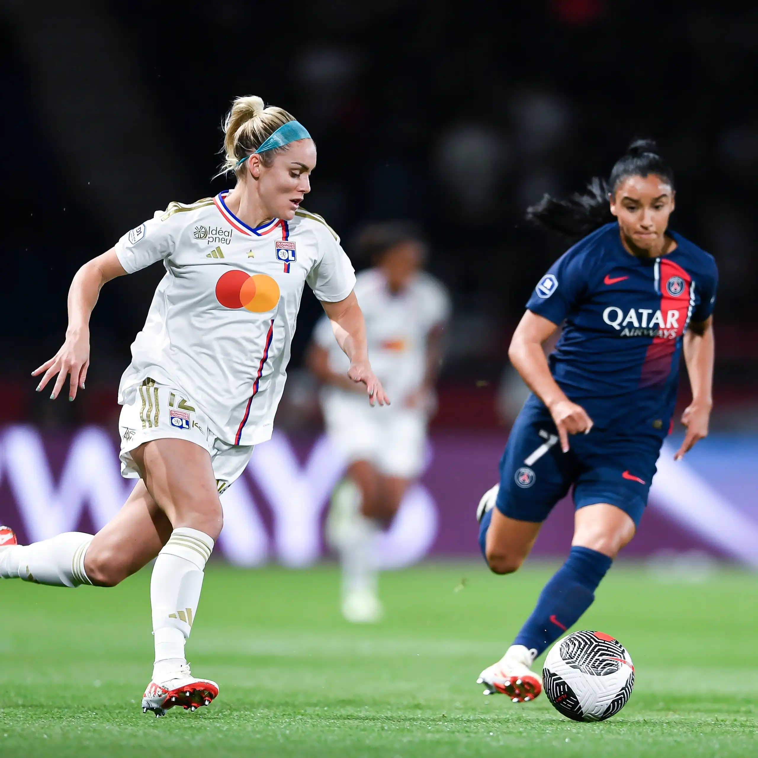 Ellie Madison Carpenter and Sakina Karchaoui durant un match de D1 Arkema en 2023.