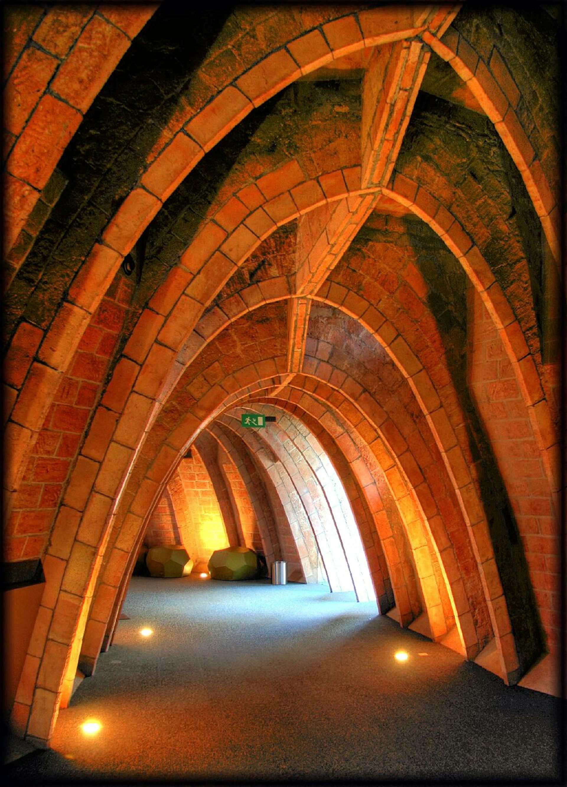 Arcos de catenaria en el ático de La Pedrere.
