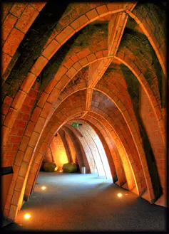 ¿Está Gaudí sobrevalorado? 2 Arcos de catenaria en el ático de La Pedrere.
