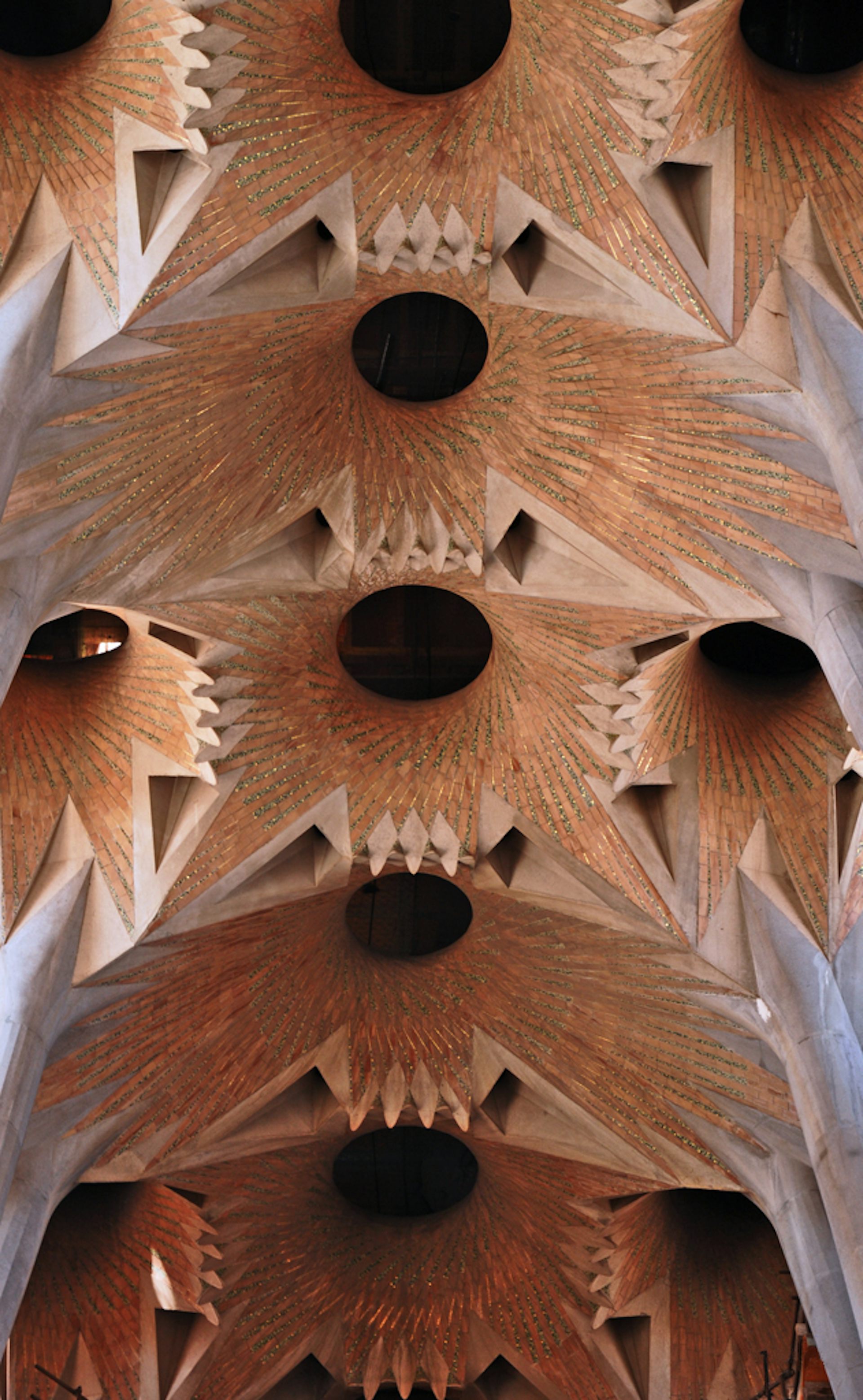 Imagen de bóvedas hiperbólicas en la Sagrada Familia.