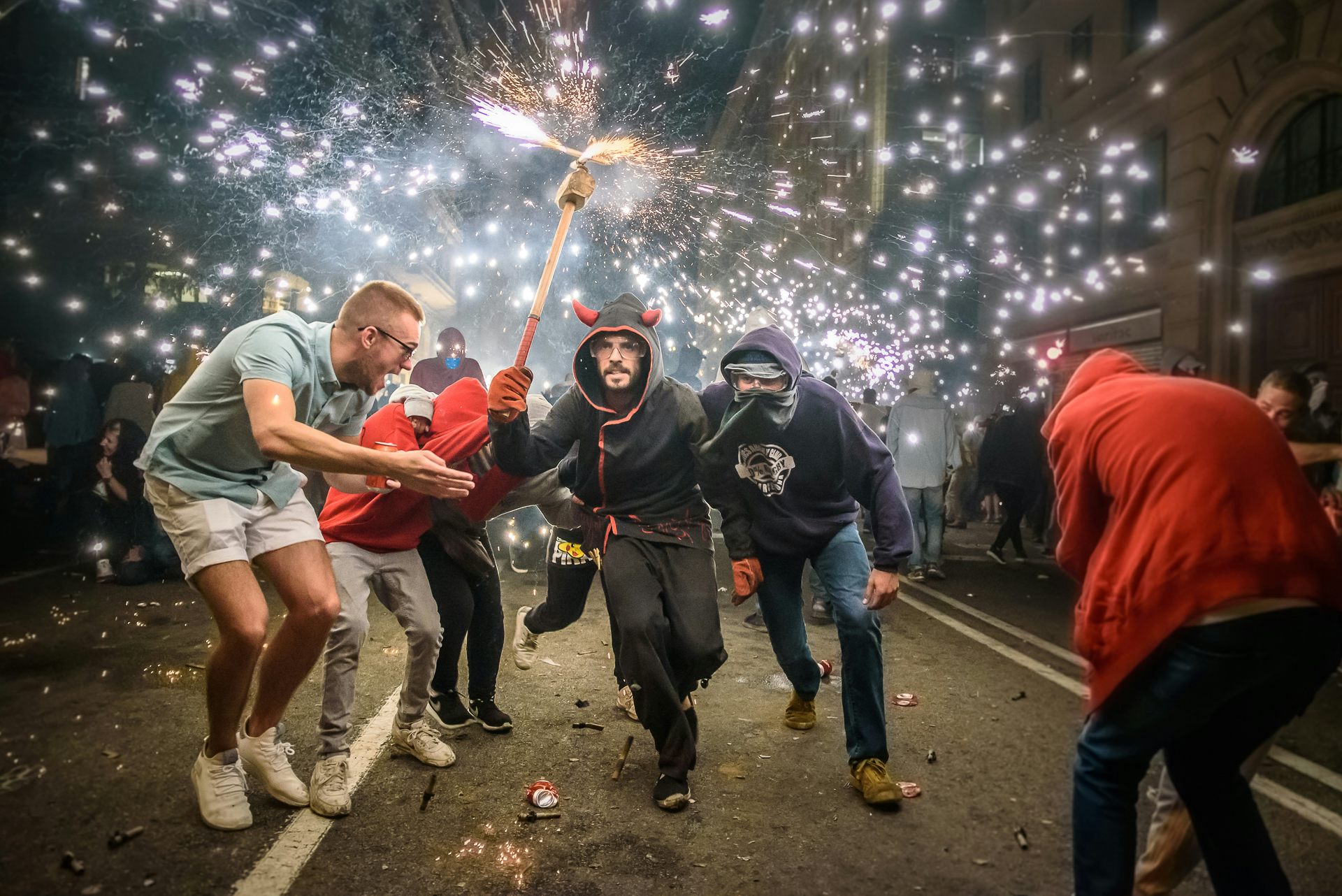 Tambores, fuegos artificiales y sentido de pertenencia: por qué los ‘diablos de fuego’ de Barcelona sacrifican su audición por la comunidad
