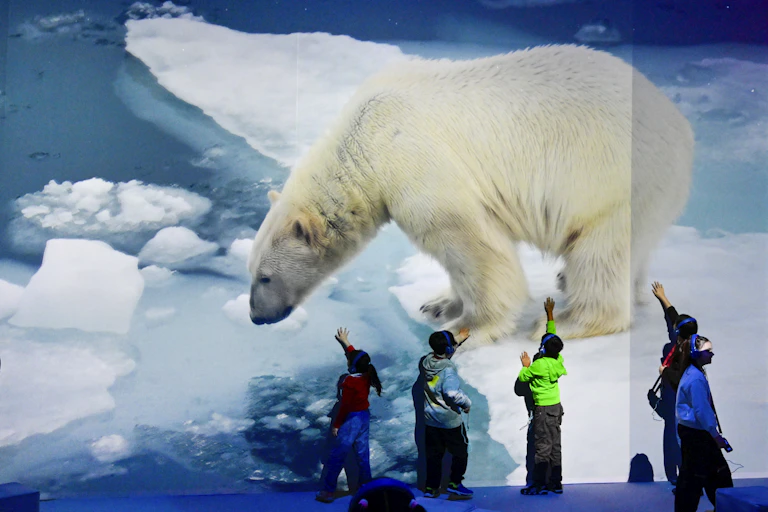 Enfants qui regardent une exposition sur le monde polaire