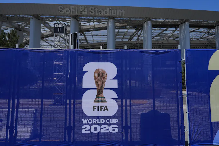 Un logo de la Coupe du monde 2026 de la FIFA en gros plan sur une barrière bleue