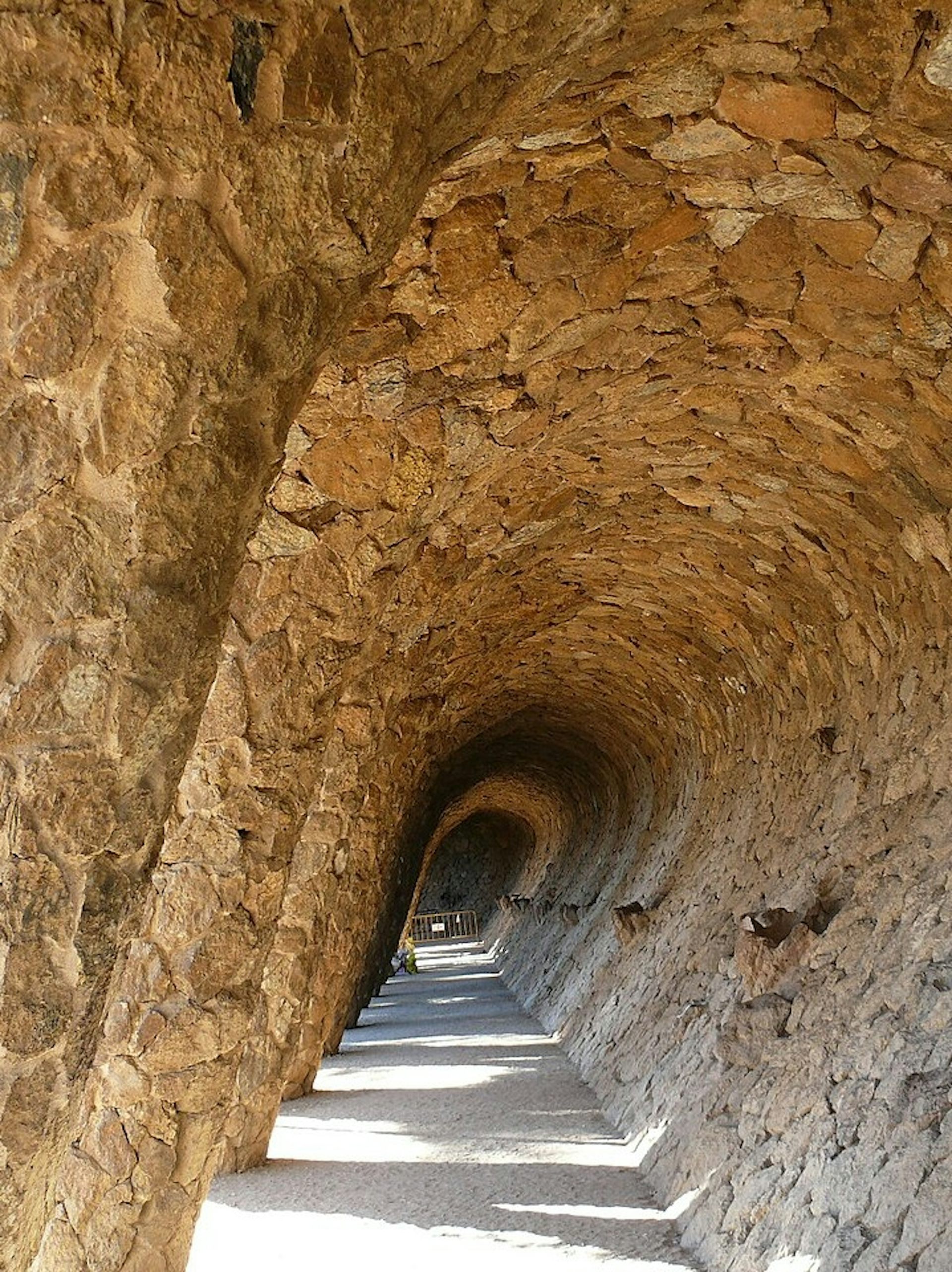 Un pórtico con arcos que parecen piedra retorcida.