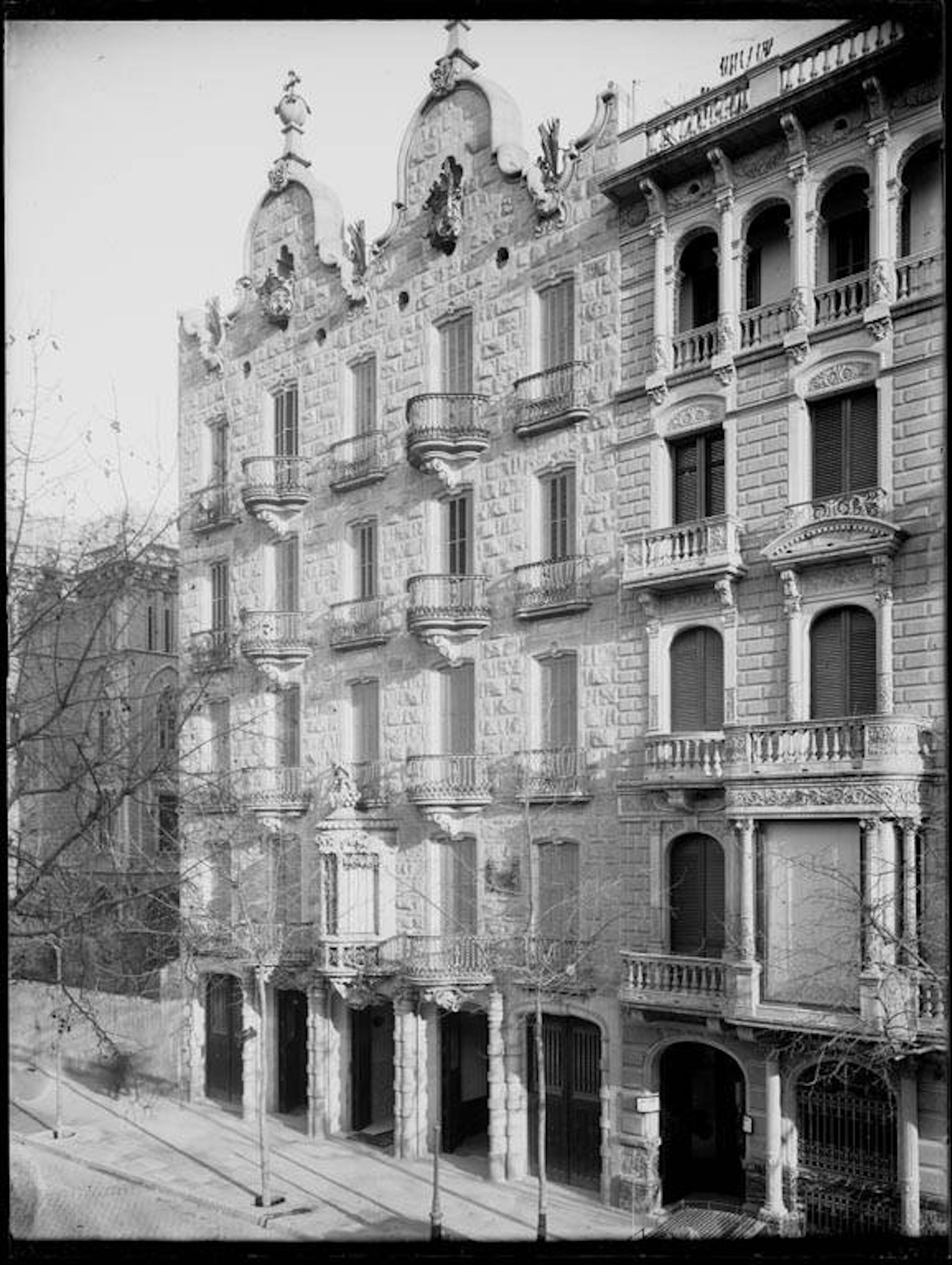 Fotografía en blanco y negro de la fachada de la Casa Calvet.