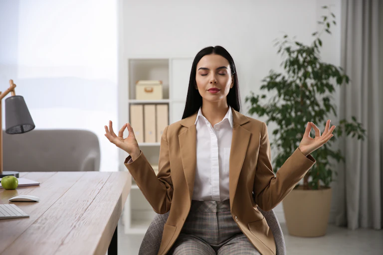 Femme méditant au travail