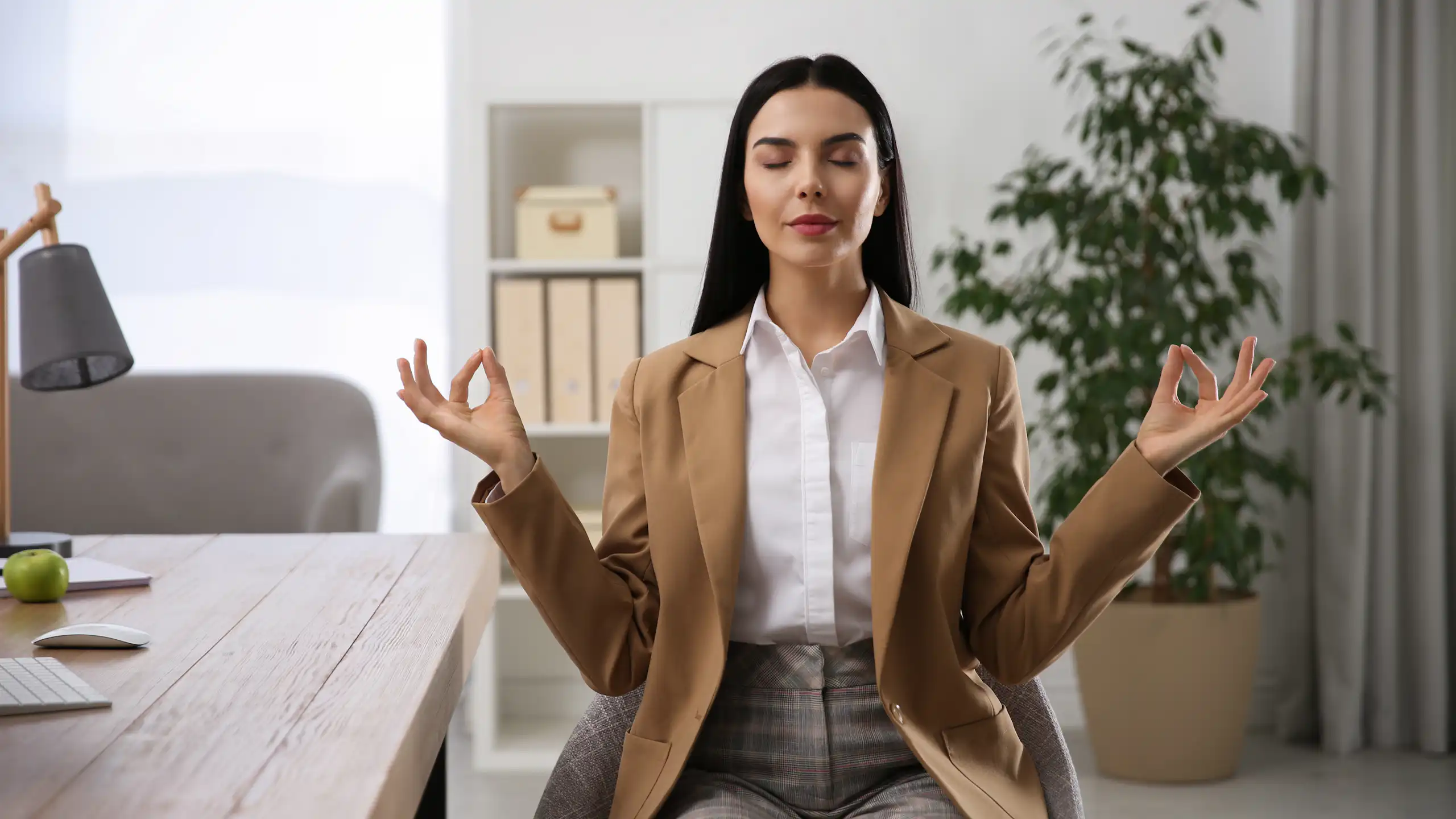 Femme méditant au travail