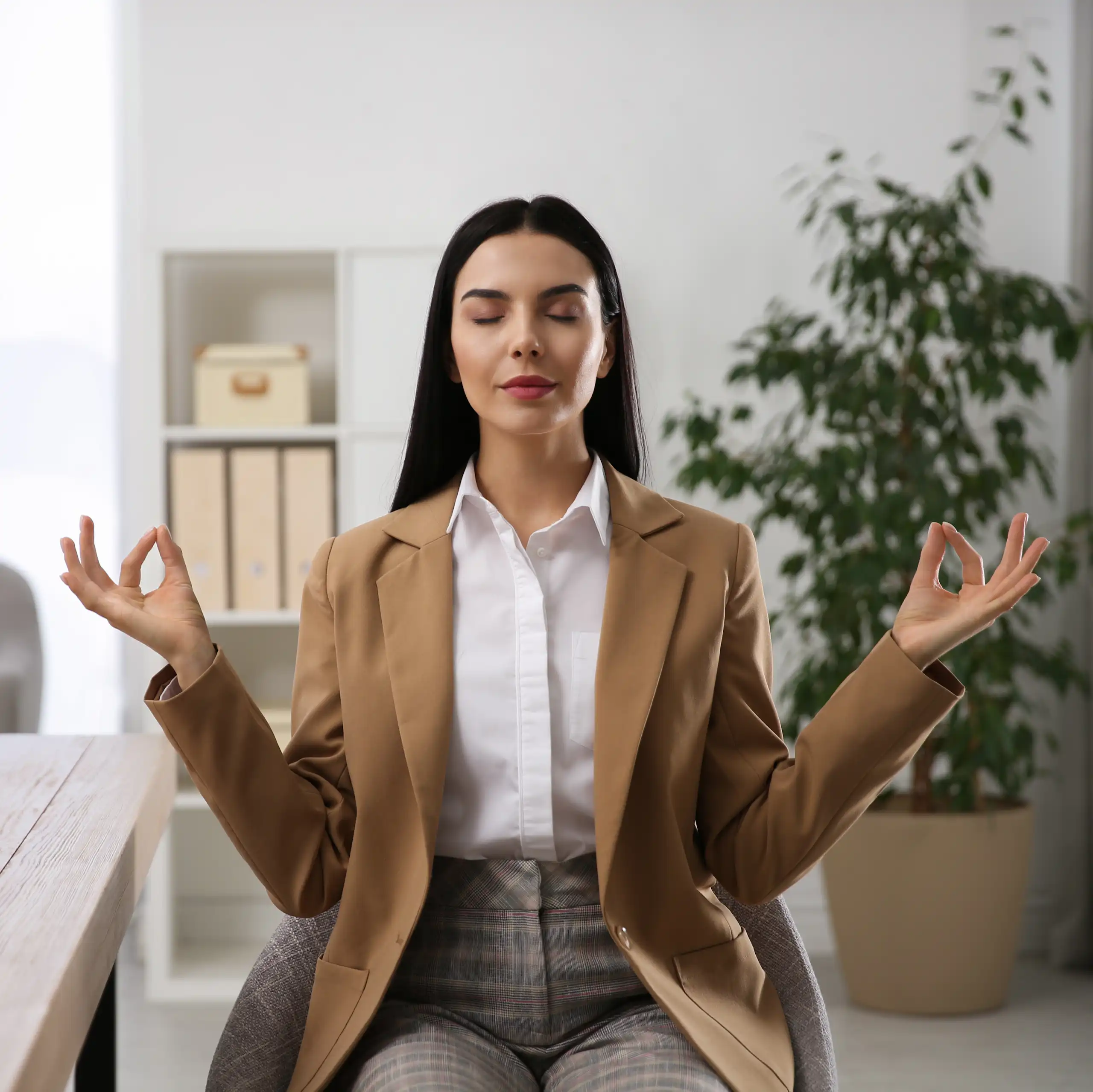Femme méditant au travail