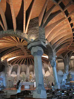 Interior de la cripta de la Colonia Güell.