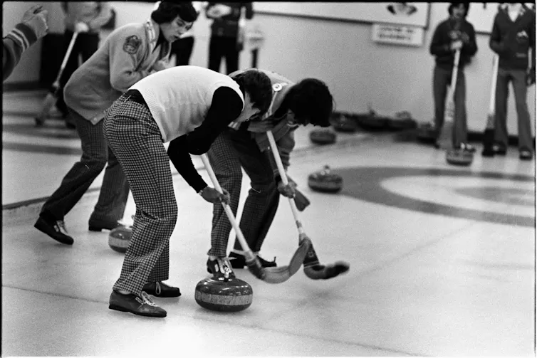 De jeunes athlètes participent à une compétition de curling