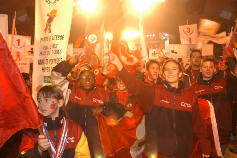 De jeunes athlètes paradent