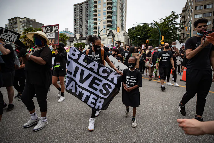 Madre de Negro: Para proteger a nuestros hijos, nos basamos en una tradición de rechazo 1 Los participantes en la protesta llevan carteles que dicen