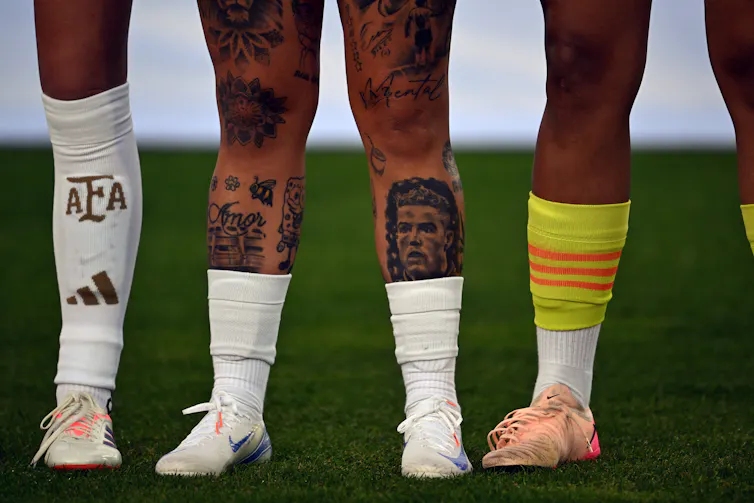 Lo que dicen los tatuajes de los jugadores del Mundial sobre su amor, vida y creencias religiosas 1 Las piernas de cuatro jugadores en el campo de fútbol, dos de los cuales están cubiertos de tatuajes.