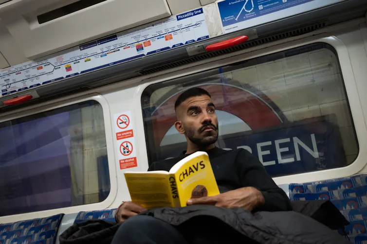 Un hombre en el metro de Londres lee Chavs, la demonización de la clase obrera.